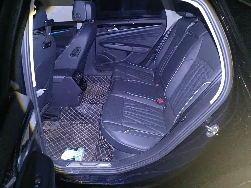 Volkswagen Passat PHEV — миниатюра 13