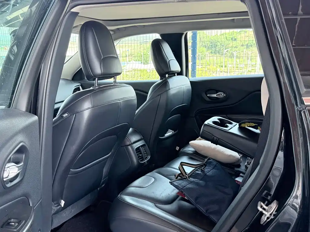 Jeep Cherokee — миниатюра 6