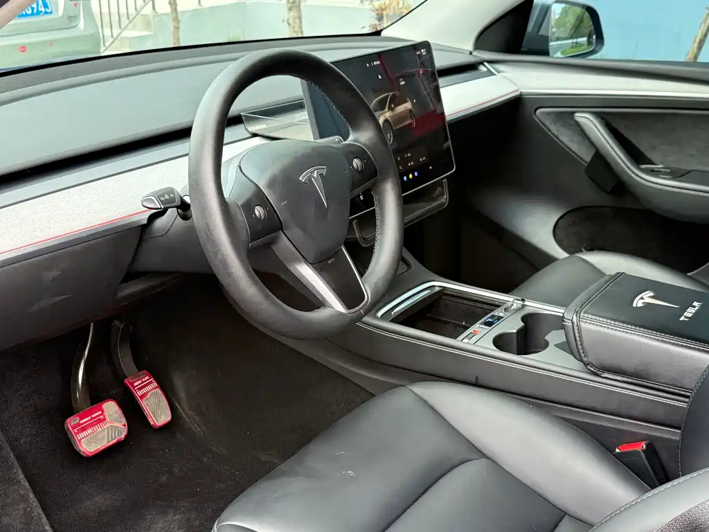 Tesla Model Y — миниатюра 3