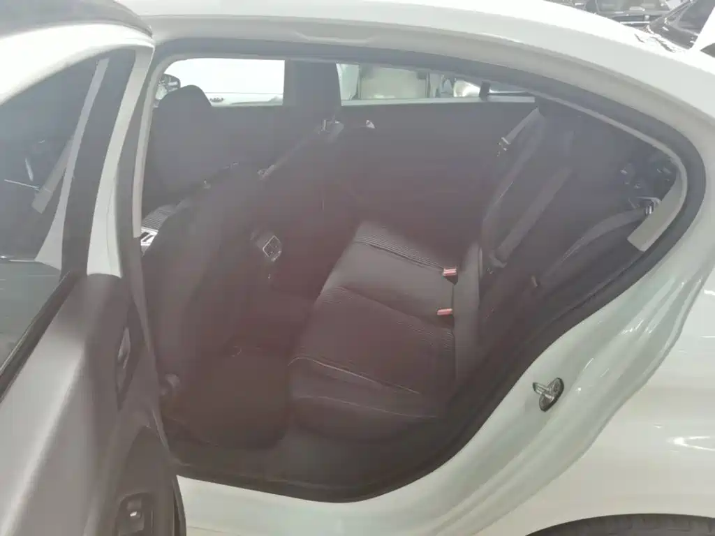 Peugeot 408 — миниатюра 17