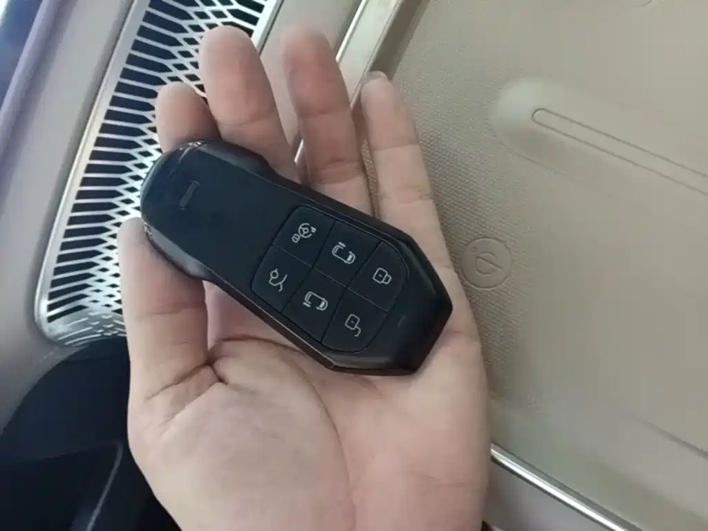XPeng X9 — миниатюра 9