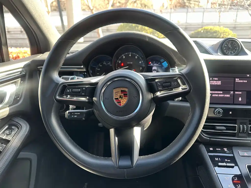 PORSCHE MACAN