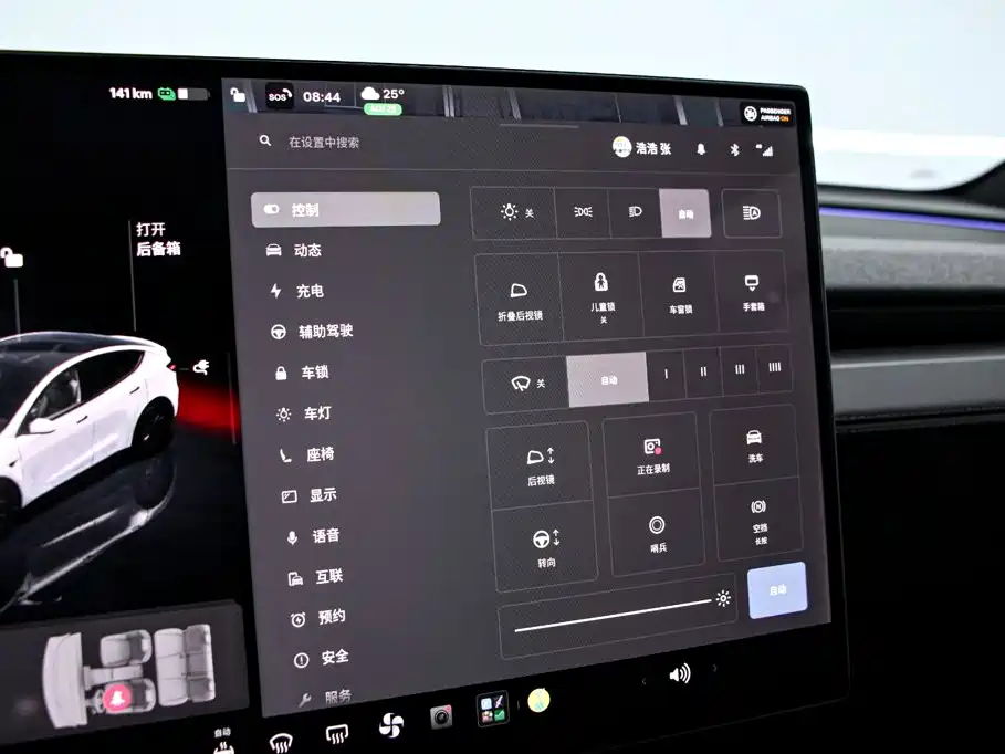 Tesla Model Y — миниатюра 8