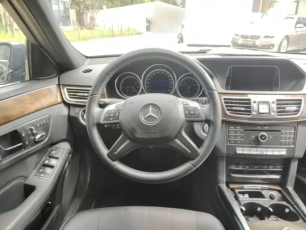 Mercedes-Benz E-Class — миниатюра 11