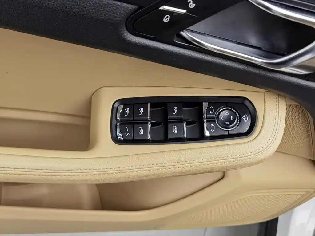 Porsche Macan — миниатюра 9
