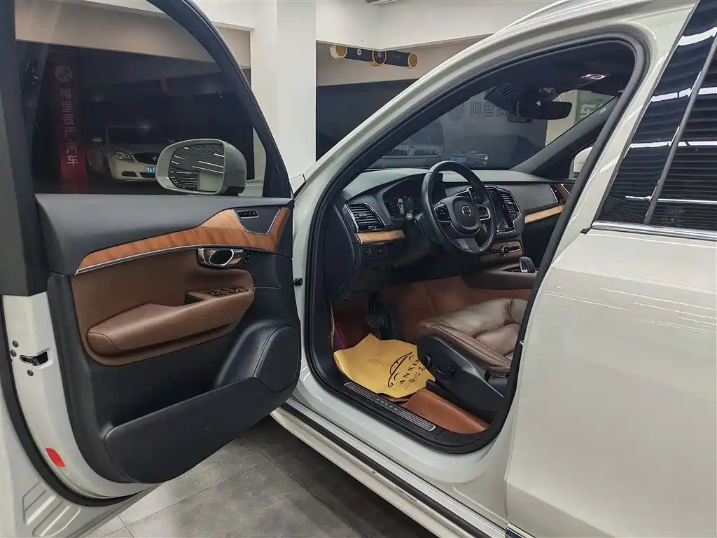 Volvo XC90 2021 B6 Luxury 7 мест