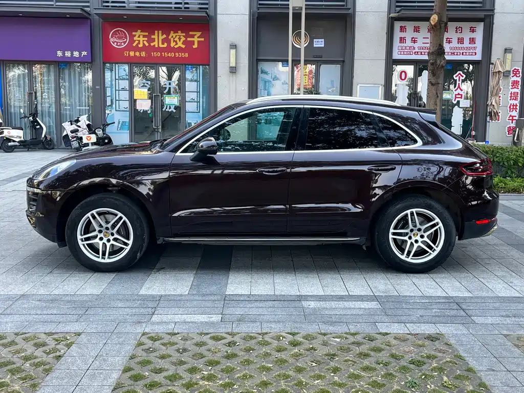 PORSCHE MACAN