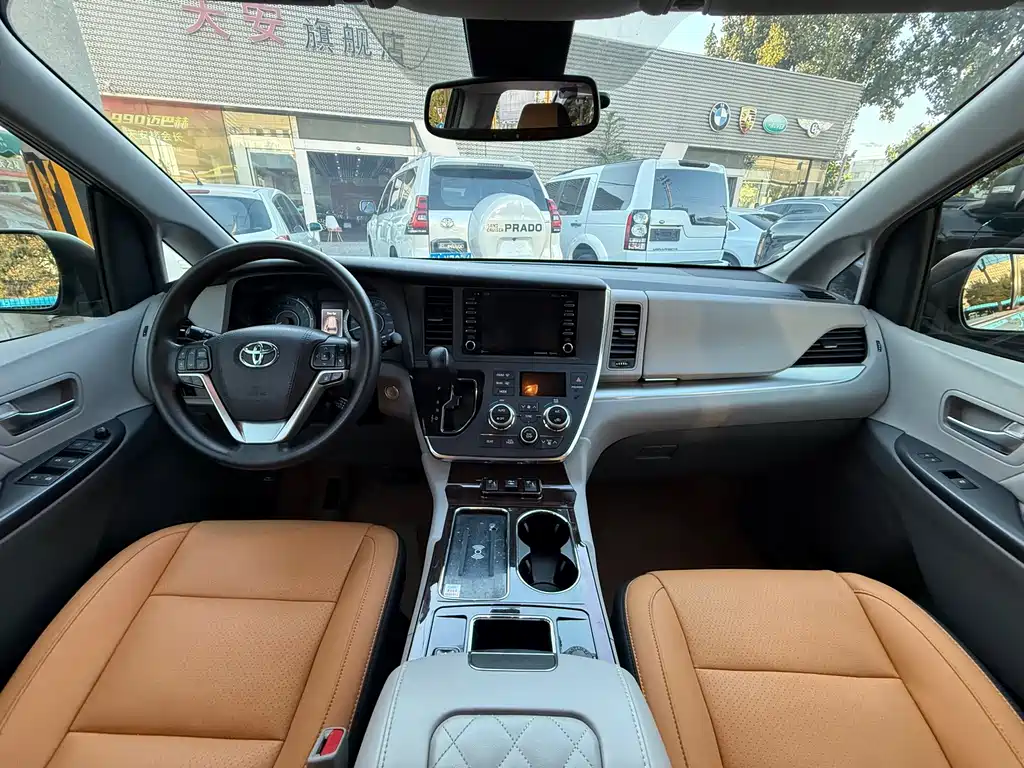Toyota Sienna — миниатюра 11