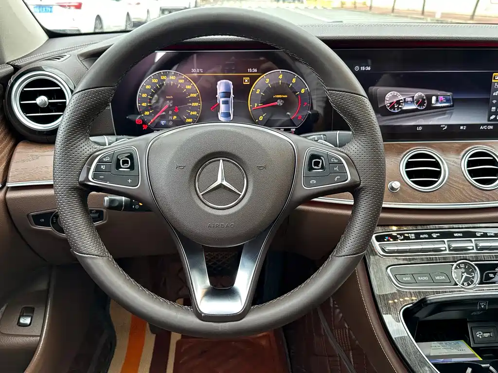 Mercedes-Benz E-Class — миниатюра 12