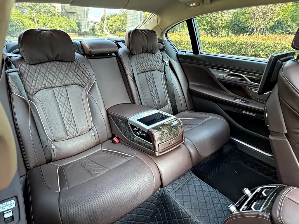 BMW 7 Series — миниатюра 8