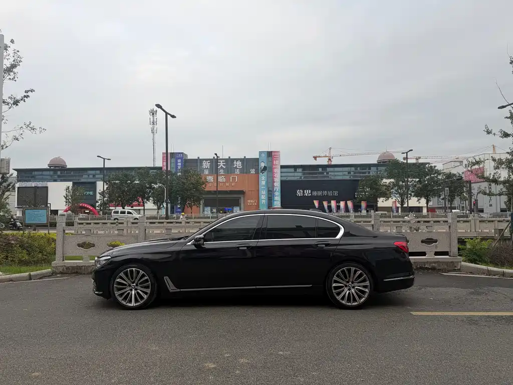 BMW 7 Series — миниатюра 4
