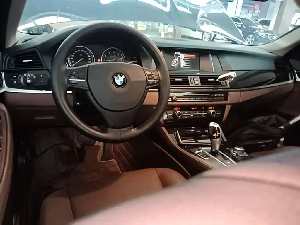 BMW 5 Series — миниатюра 10