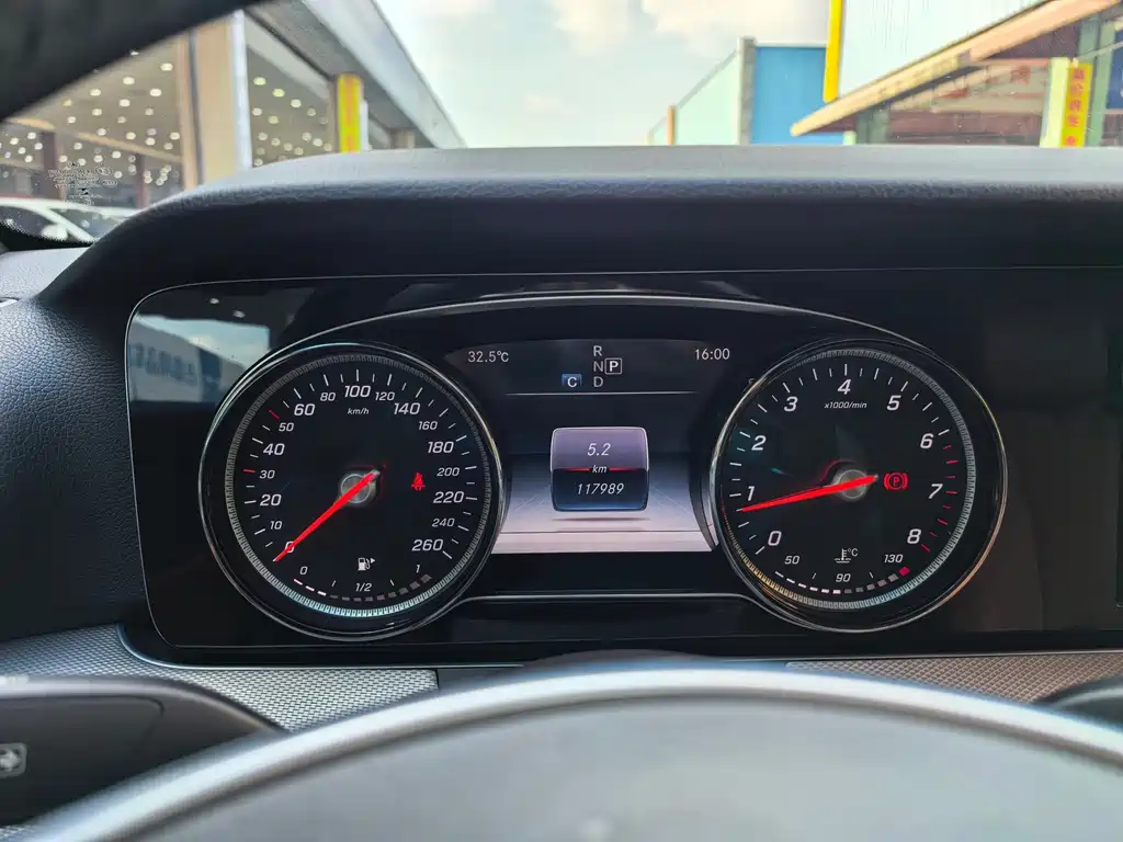 Mercedes-Benz E-Class — миниатюра 10