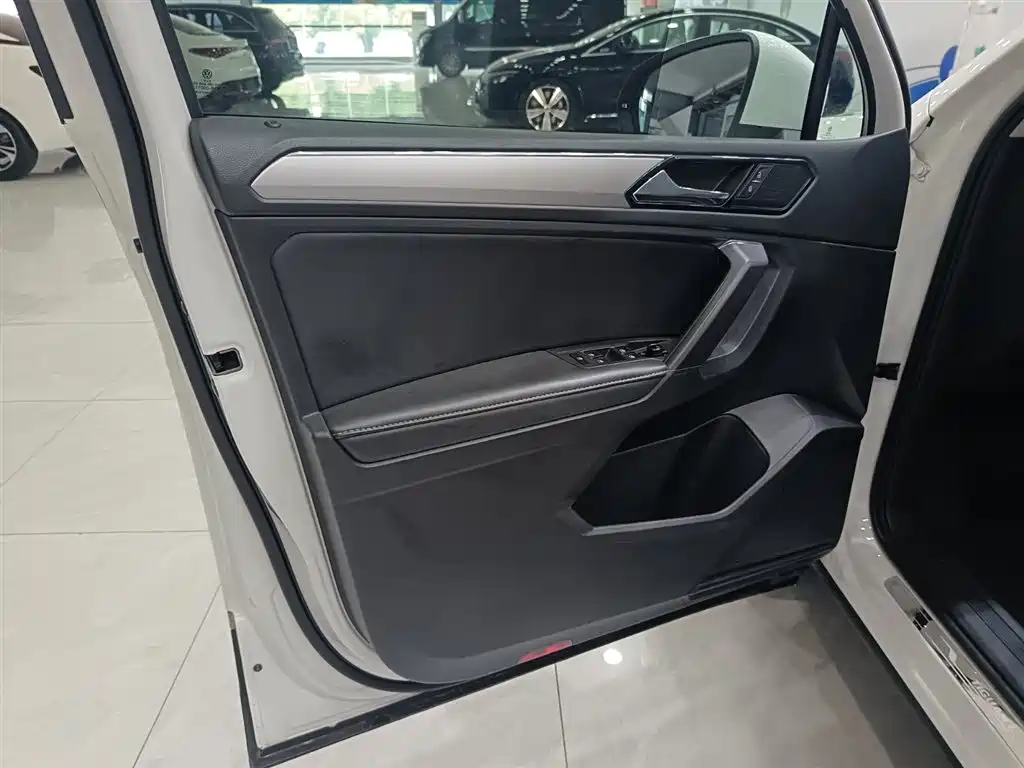 Volkswagen Tiguan L — миниатюра 12
