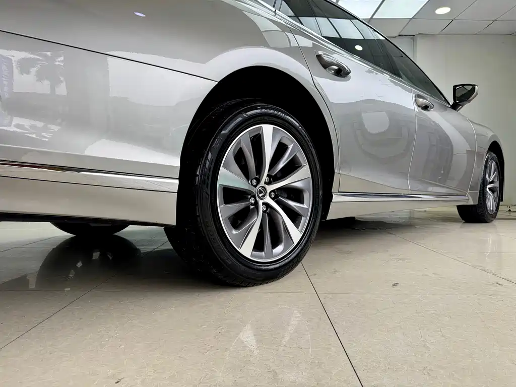 Lexus LS — миниатюра 20