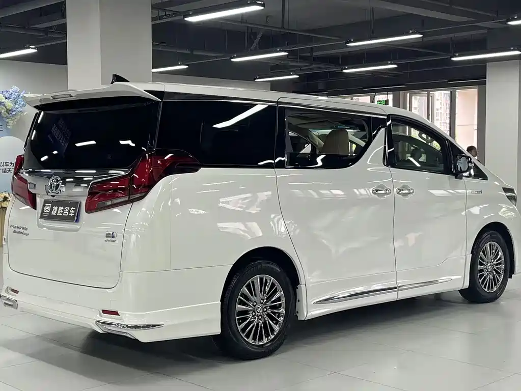 Toyota Alphard — миниатюра 6