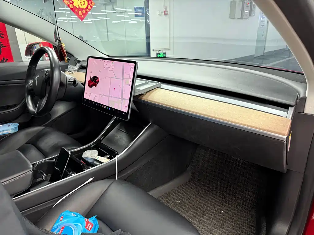 Tesla Model 3 — миниатюра 6