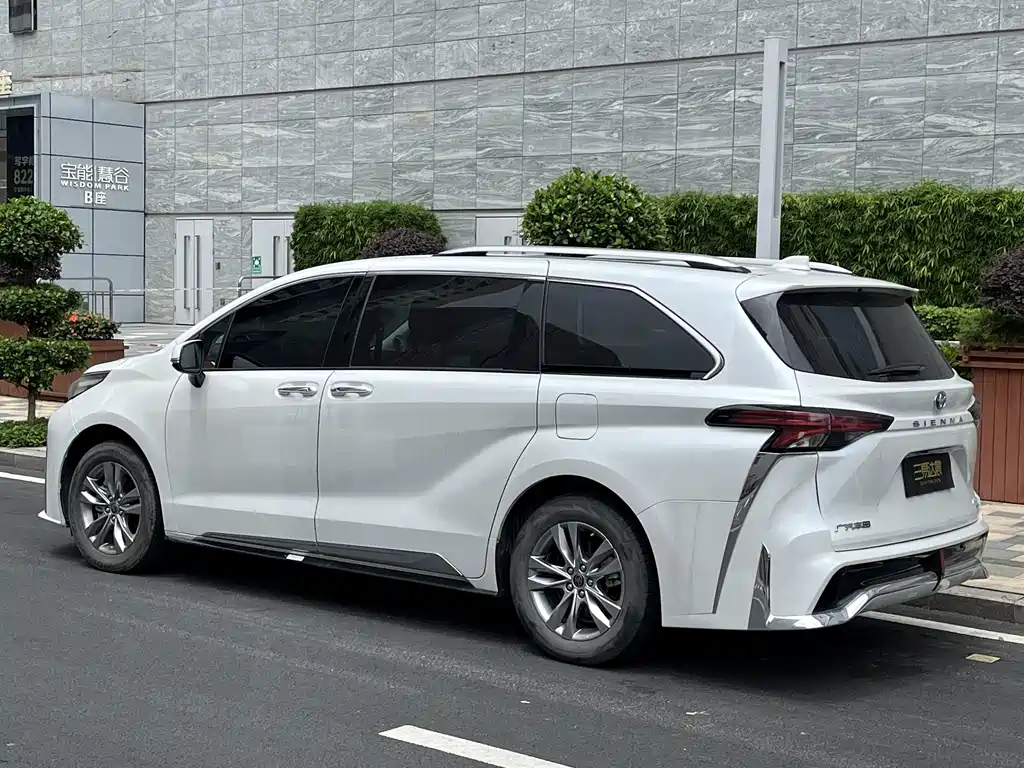 Toyota Sienna — миниатюра 3