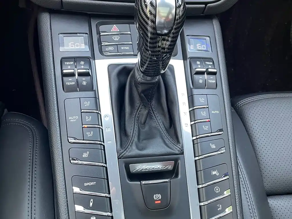 PORSCHE MACAN