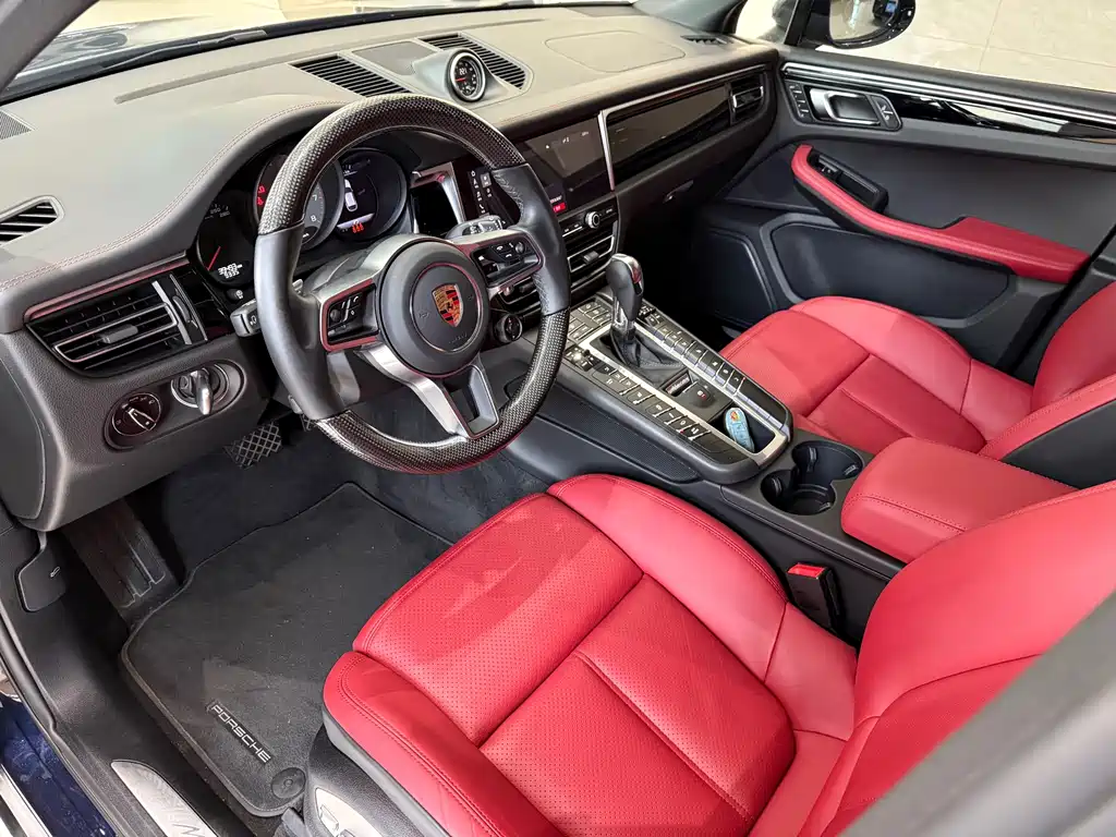 PORSCHE MACAN