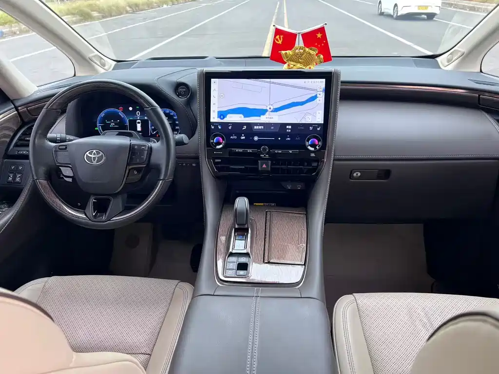 Toyota Alphard — миниатюра 22