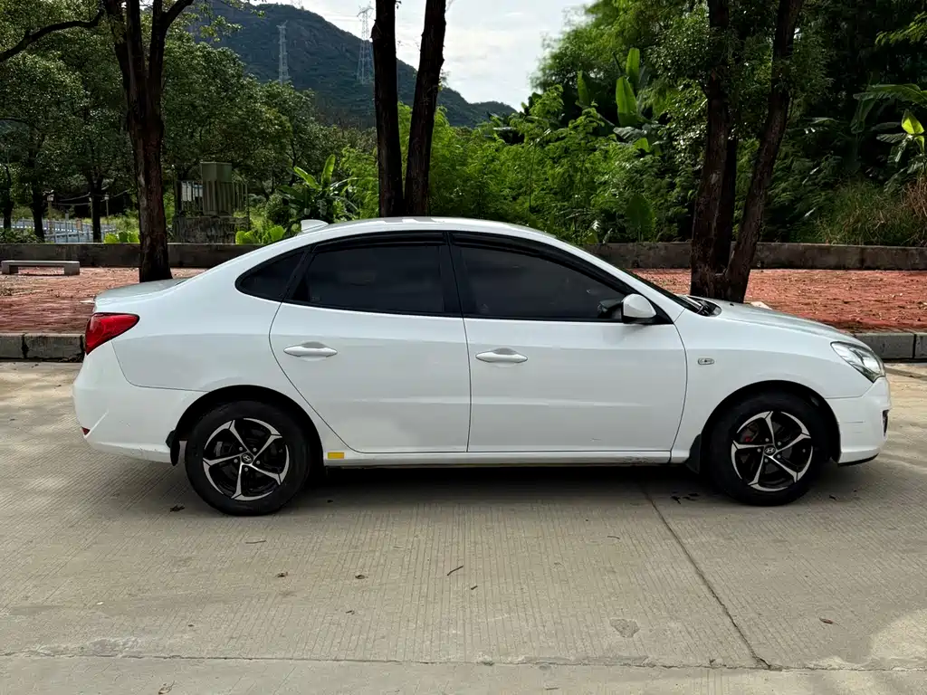 Hyundai Elantra — миниатюра 8