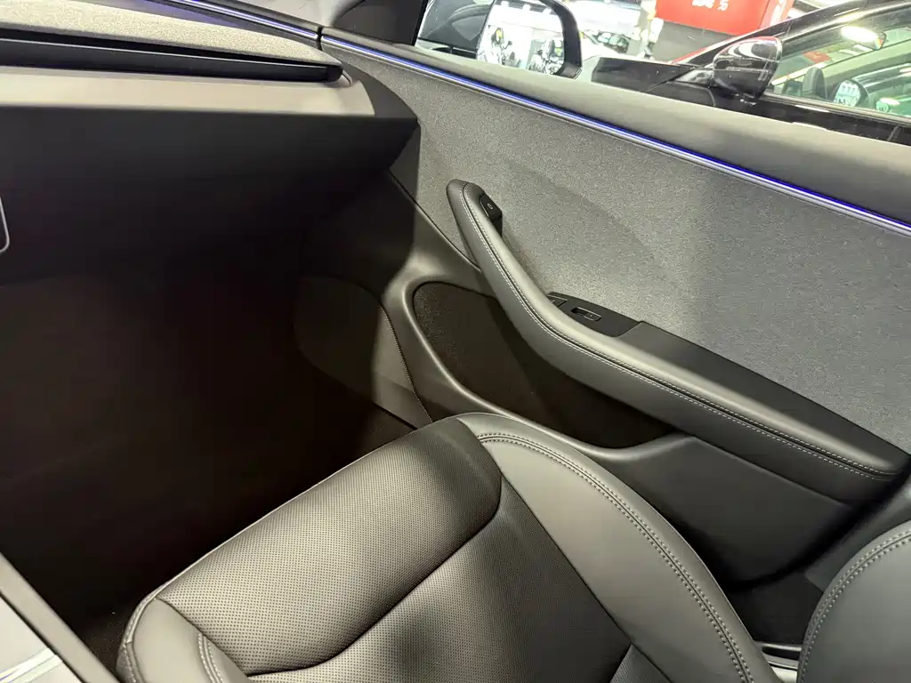 Tesla Model 3 — миниатюра 7