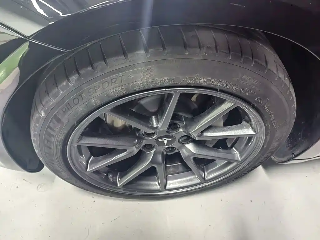 Tesla Model 3 — миниатюра 10