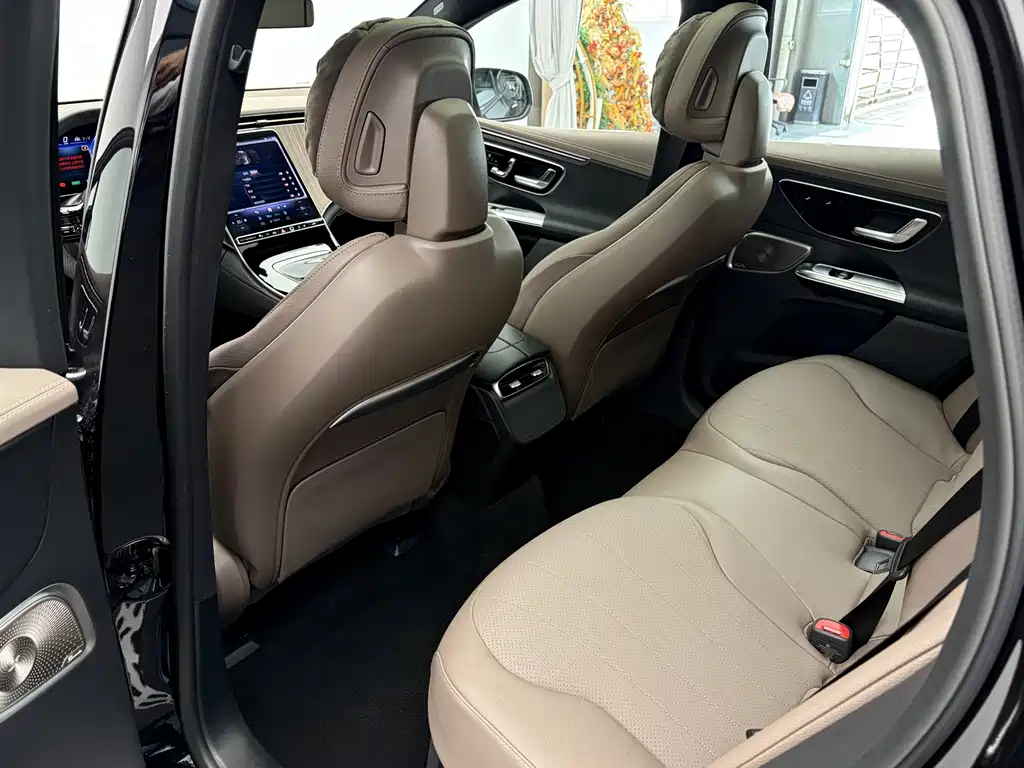 Mercedes-Benz EQE SUV — миниатюра 11