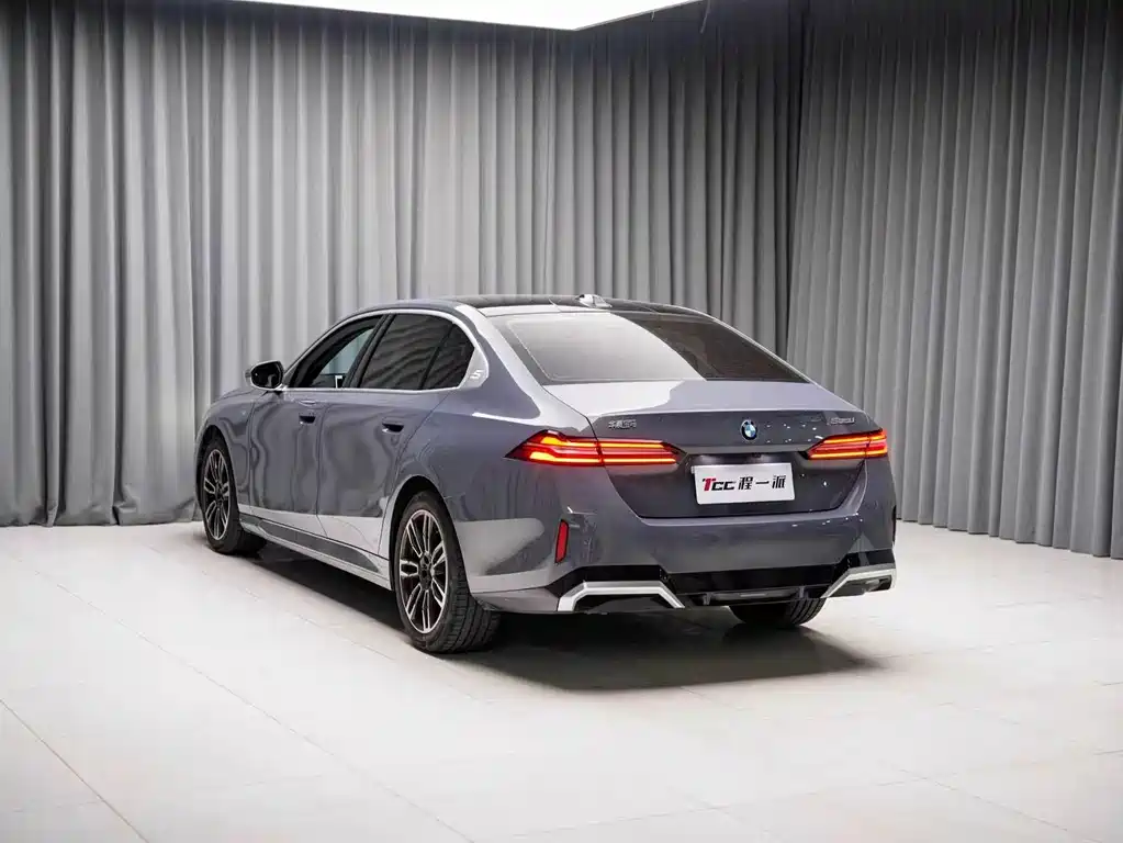 BMW 5 Series — миниатюра 10