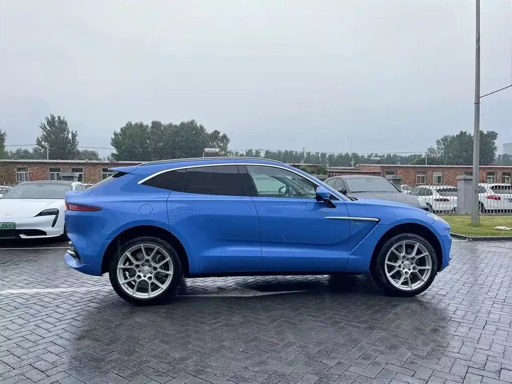 ASTON MARTIN  DBX