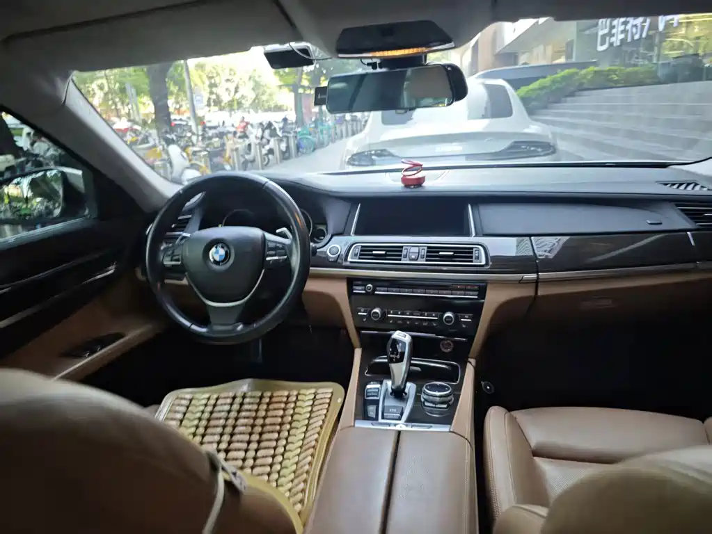 BMW 7 Series — миниатюра 10