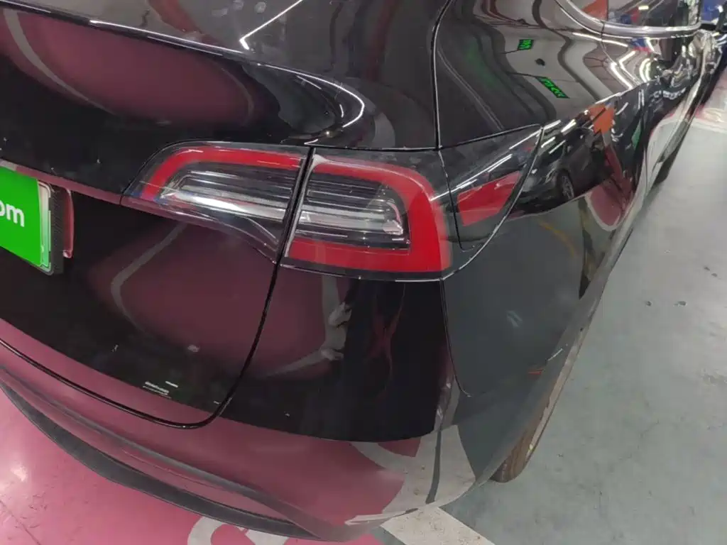 Tesla Model Y — миниатюра 8