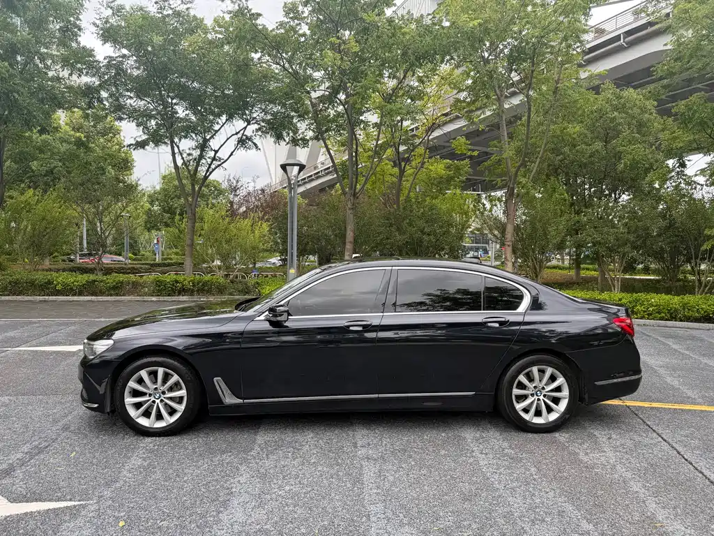 BMW 7 Series — миниатюра 4