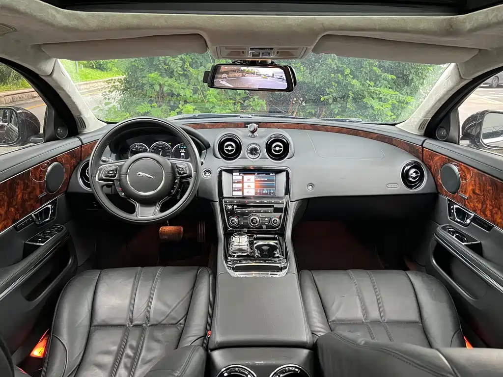 Jaguar XJ — миниатюра 8