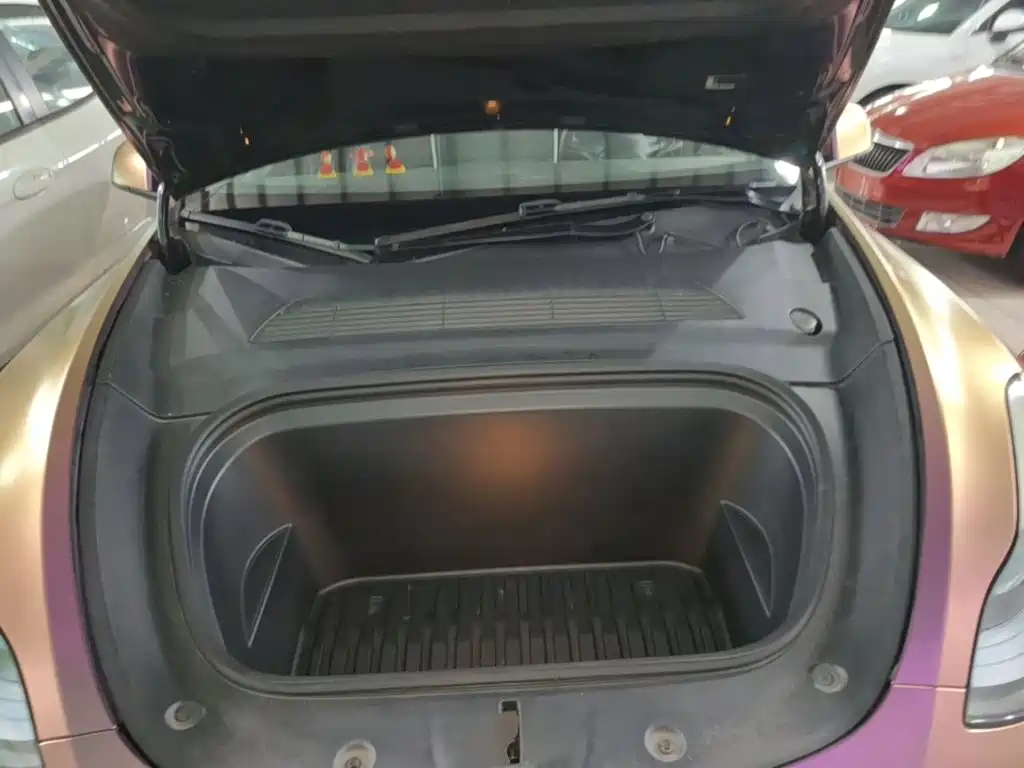 Tesla Model Y — миниатюра 20