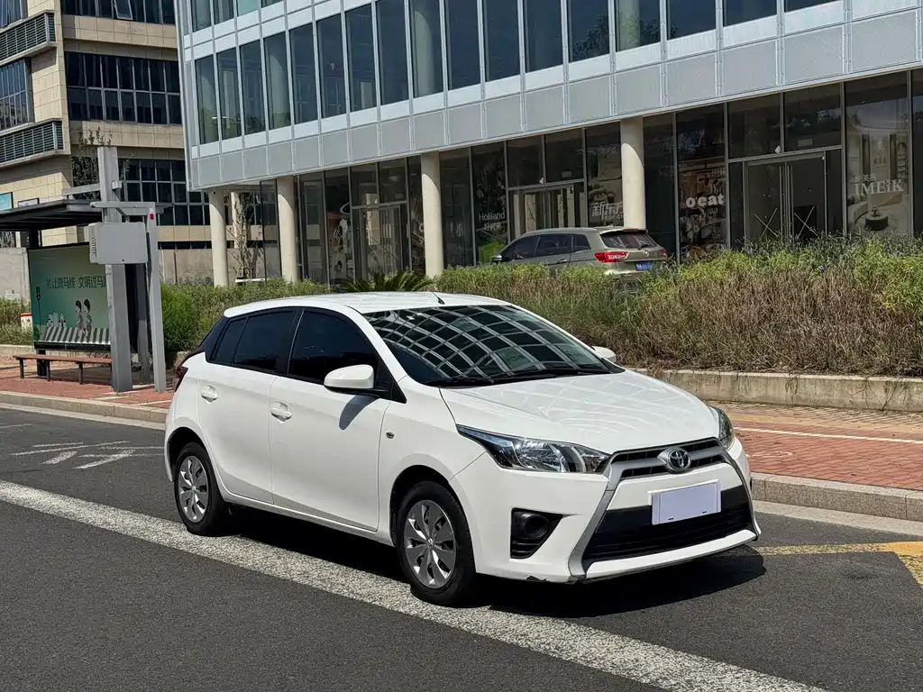 Toyota Yaris L — миниатюра 3