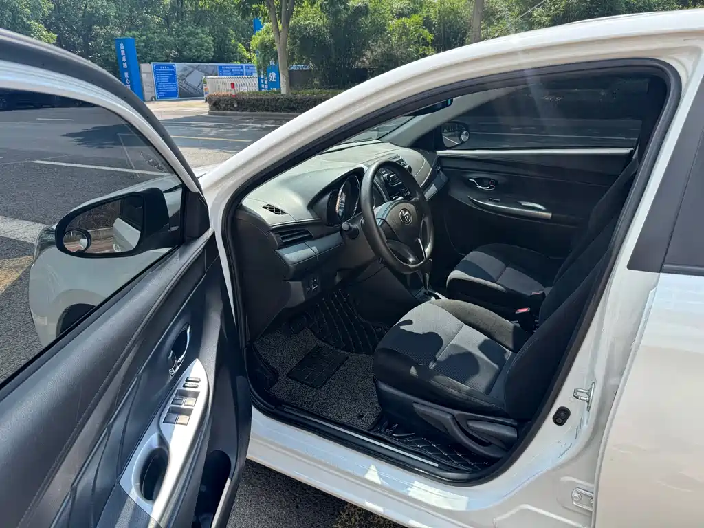 Toyota Yaris L — миниатюра 9