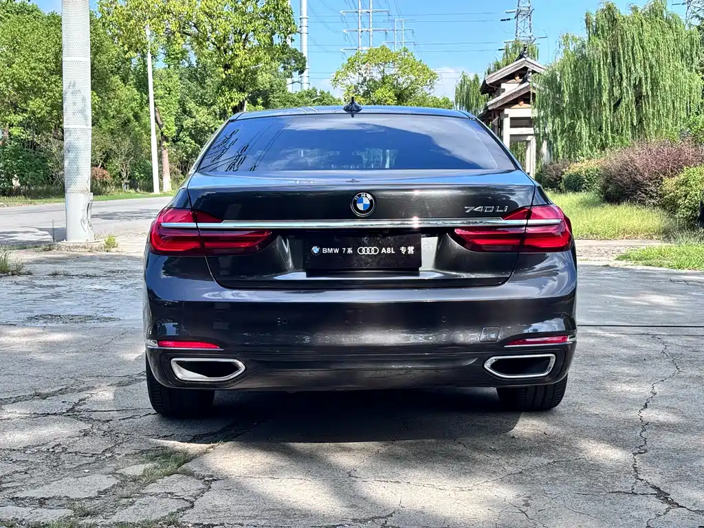 BMW 7 Series — миниатюра 14