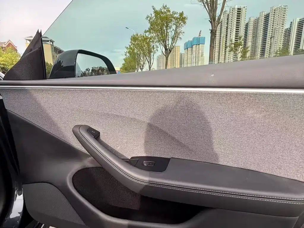 Tesla Model 3 — миниатюра 22