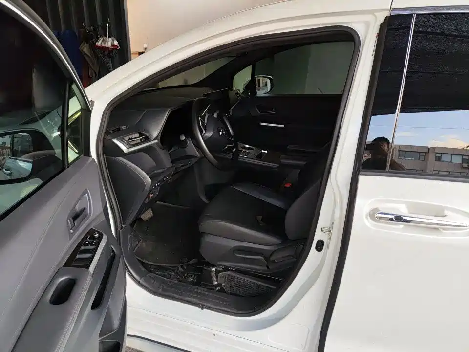 Toyota Granvia — миниатюра 6