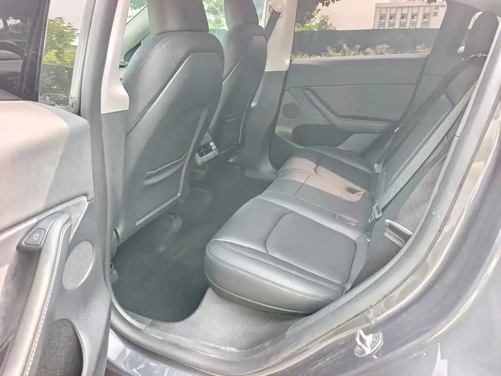 Tesla Model Y — миниатюра 5