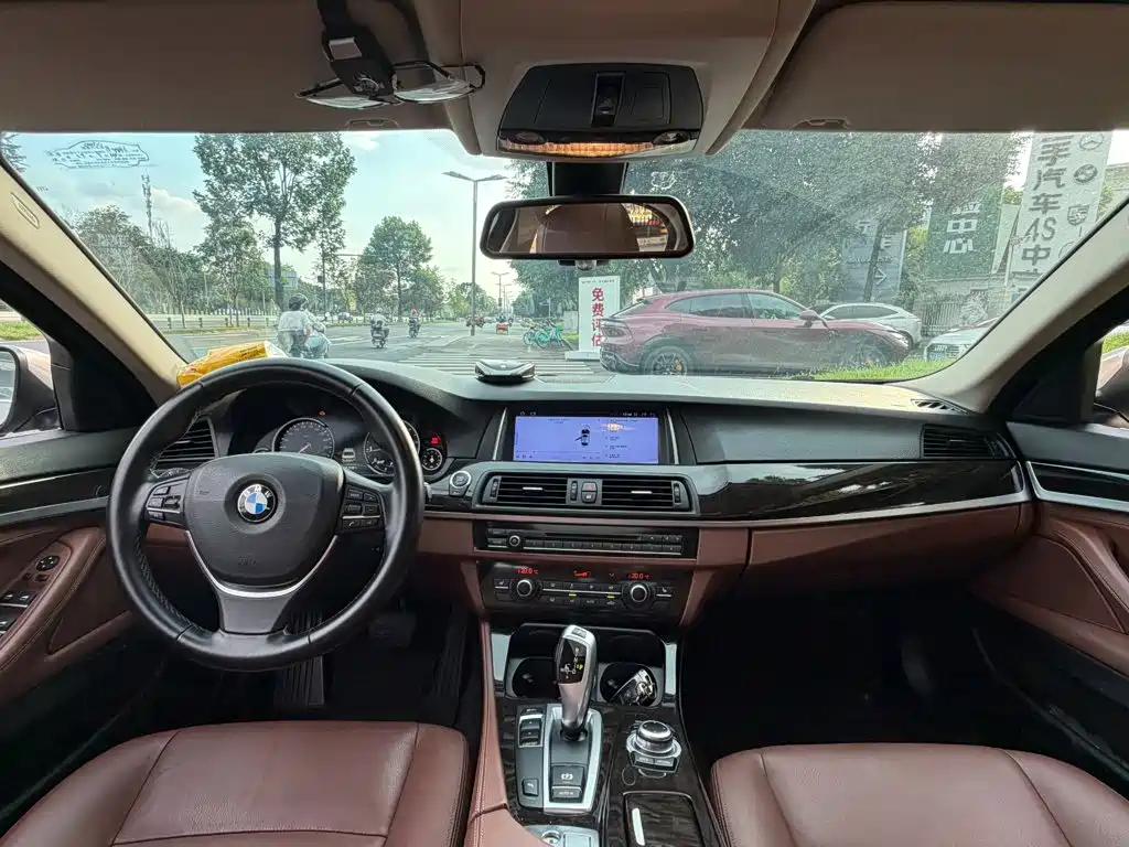 BMW 5 Series — миниатюра 13