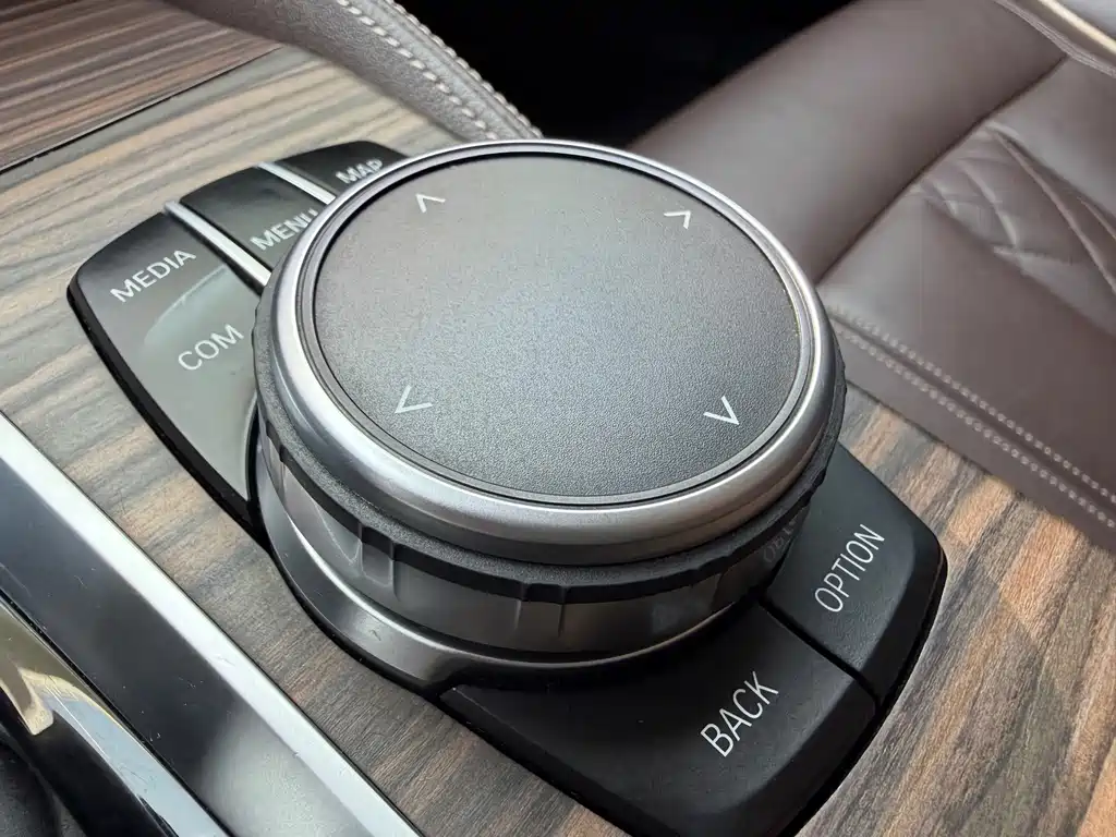 BMW 5 Series — миниатюра 13