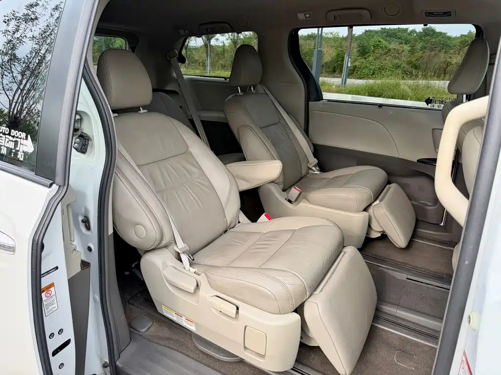 Toyota Sienna — миниатюра 11