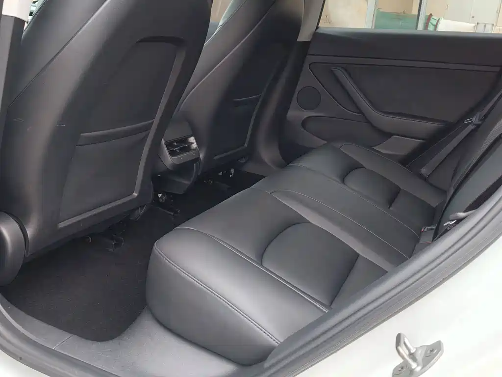 Tesla Model 3 — миниатюра 8