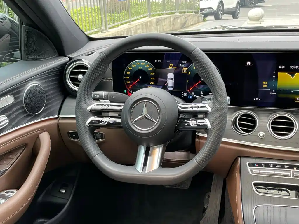 Mercedes-Benz E-Class 2023 — фото 18
