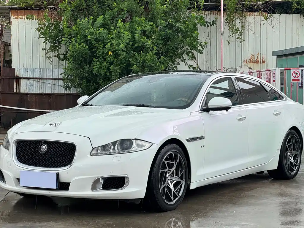 Jaguar XJ