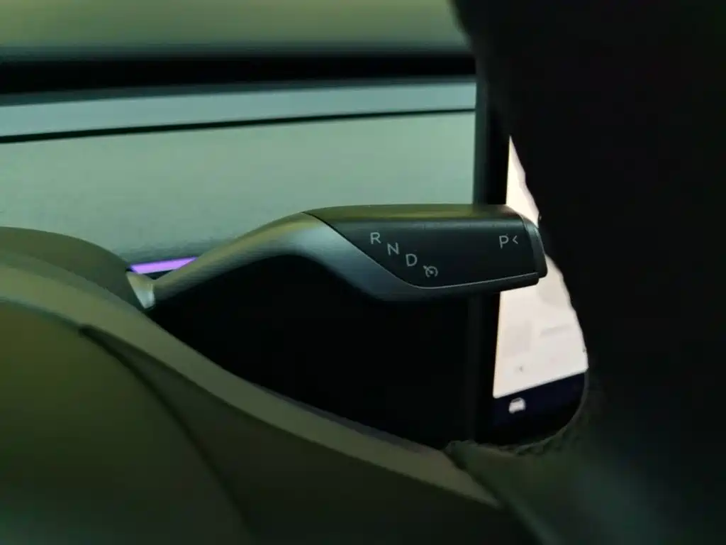 Tesla Model Y — миниатюра 14