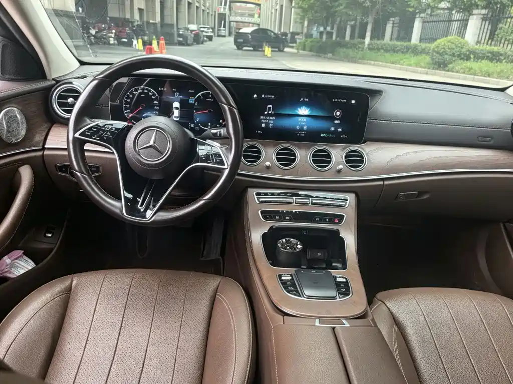 Mercedes-Benz E-Class — миниатюра 6